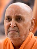 Swamishri doing darshan