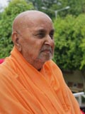 Swamishri doing darshan
