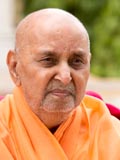 Swamishri doing darshan
