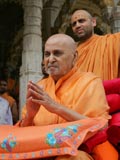 Swamishri doing darshan