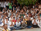 Devotees doing darshan of Swamishri