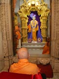 Swamishri doing darshan
