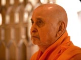 Swamishri doing darshan