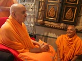 Swamishri doing darshan