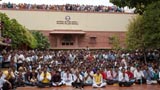 Devotees awaiting Swamishri's arrival