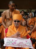Swamishri arrives at BAPS Swaminarayan Mandir, Ahmedabad