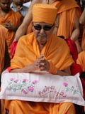 Swamishri arrives at BAPS Swaminarayan Mandir, Ahmedabad