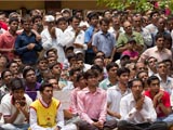 Devotees engrossed in Swamishri's Darshan