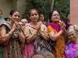 Devotees engrossed in Swamishri's Darshan