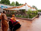 Swamishri bids Jai Swaminarayan to devotees
