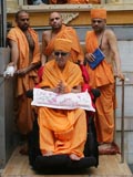 Swamishri ascends to mandir for darshan