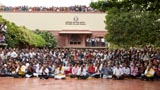 Devotees engrossed in Swamishri's darshan