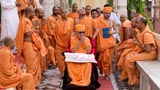 Swamishri bids Jai Swaminarayan to sadhus