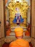 Swamishri doing darshan of Shri Ghanshyam Maharaj