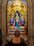 Swamishri doing darshan of Shri Akshar Purushottam Maharaj