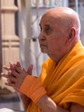 Swamishri engrossed in darshan