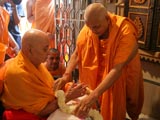 Satsangijivan Swami welcomes Swamishri with a garland
