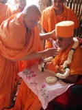Pujya Ishwarcharan Swami garlands Swamishri