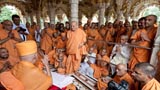 Swamishri bids Jai Swaminarayan to sadhus and devotees