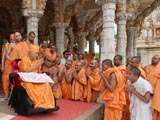 Swamishri bids Jai Swaminarayan to sadhus