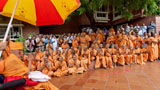 Swamishri bids Jai Swaminarayan to sadhus and devotees