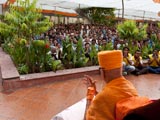 Swamishri bids Jai Swaminarayan to devotees
