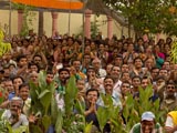 Joyful devotees bid Jai Swaminarayan to Swamishri