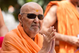  Swamishri bids Jai Swaminarayan to devotees