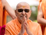  Swamishri bids Jai Swaminarayan to devotees