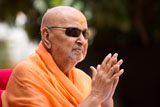  Swamishri bids Jai Swaminarayan to devotees