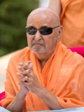  Swamishri bids Jai Swaminarayan to devotees