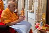  Swamishri doing darshan of Thakorji
