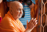  Swamishri doing darshan of Thakorji
