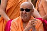  Swamishri bids Jai Swaminarayan to devotees