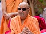  Swamishri bids Jai Swaminarayan to devotees