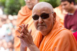  Swamishri bids Jai Swaminarayan to devotees