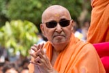  Swamishri bids Jai Swaminarayan to devotees