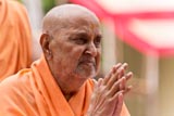Swamishri bids Jai Swaminarayan 