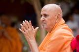 Swamishri bids Jai Swaminarayan 