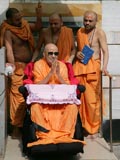 Swamishri bids Jai Swaminarayan to devotees while ascending to the mandir for darshan