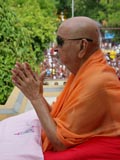 Swamishri doing darshan of Ganpatiji 