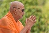 Swamishri bids Jai Swaminarayan to devotees 