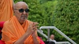 Swamishri doing darshan of Hanumanji 