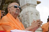 Swamishri bids Jai Swaminarayan to devotees