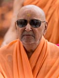 Swamishri doing darshan in the mandir