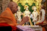 Swamishri doing darshan of Thakorji 