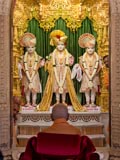 Swamishri doing darshan of Thakorji 