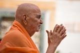 Swamishri bids Jai Swaminarayan to devotees 