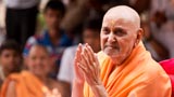 Swamishri bids Jai Swaminarayan to sadhus 