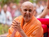 Swamishri bids Jai Swaminarayan to sadhus 